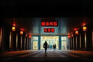 青砖巷封面：雨后巷口的青砖墙与晾衣竹竿